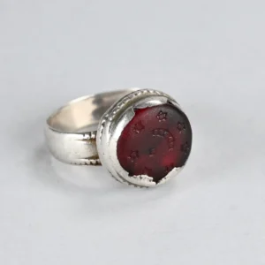 Anello islamico antico in argento con perla hajj in vetro incisa, Oman