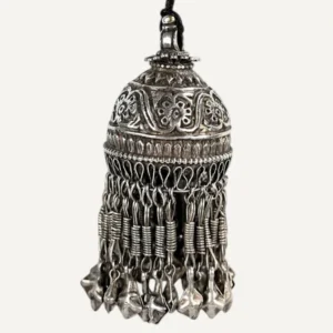 Antico pendente afghano in argento cesellato con motivi floreali e piccoli elementi pendenti, 8 × 3,3 cm.