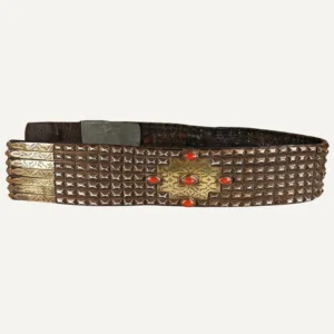 Antica cintura turcomanna in pelle decorata con inserti lungo la superficie esterna e con elementi in argento dorato e corniole.