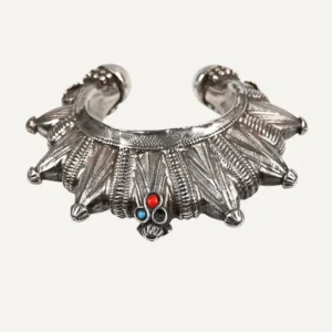 Bracciale gokhru in argento massiccio con punte esterne e piccole paste vitree, di provenienza Pakistan o Afghanistan.