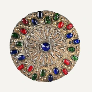 Bottone tradizionale turkmeno gulyaka in argento con residui di doratura e paste vitree sulla parte frontale.